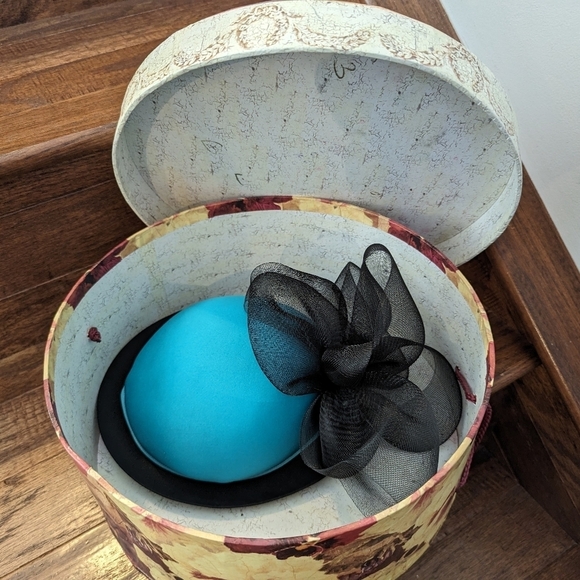 Vintage Teal and black fascinator hat and hat box - Picture 11 of 12